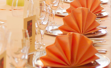 How to set a proper wedding reception dinner table